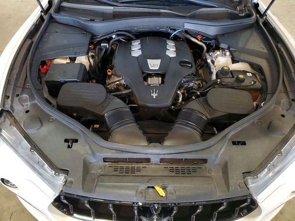 2022 MASERATI LEVANTE BASE/GT — Engine bay
