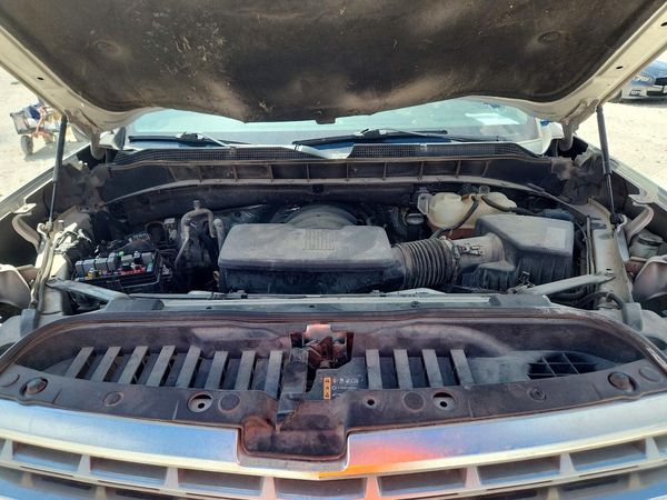 2019 CHEVROLET SILVERADO LT — Engine bay