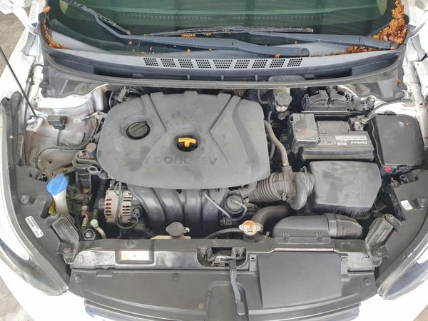 2016 HYUNDAI ELANTRA — Engine bay