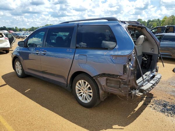 2017 TOYOTA SIENNA
