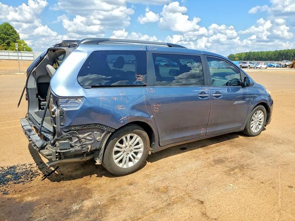 2017 TOYOTA SIENNA