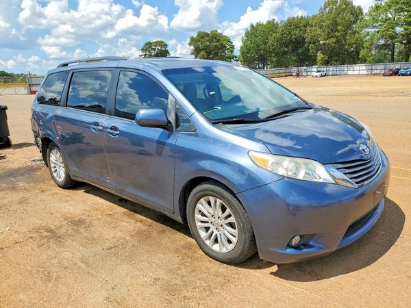 2017 TOYOTA SIENNA