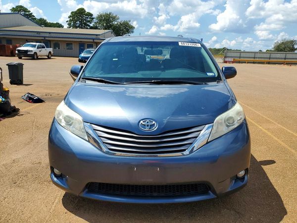 2017 TOYOTA SIENNA