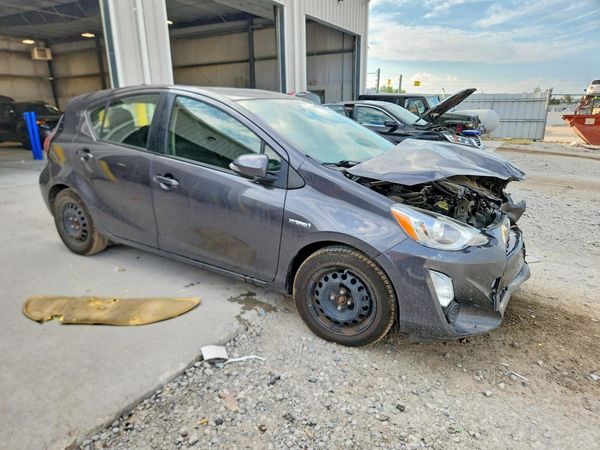 2015 TOYOTA PRIUS — Passenger 3/4