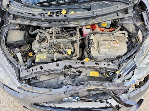 2015 TOYOTA PRIUS — Engine bay