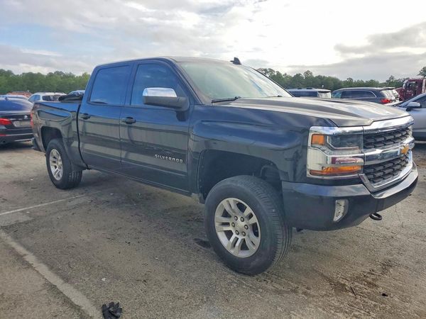 2017 CHEVROLET SILVERADO LT — Passenger 3/4