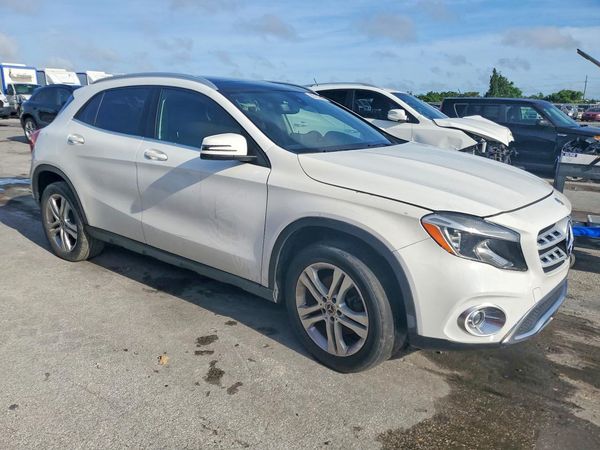 2018 MERCEDES-BENZ GLA-CLASS GLA250 — Passenger 3/4