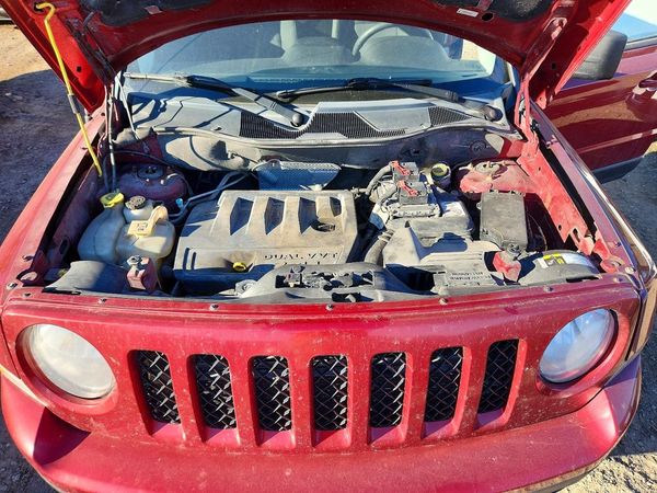 2014 JEEP PATRIOT Latitude — Engine bay