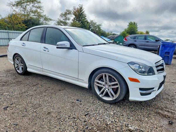 2013 MERCEDES-BENZ C — Passenger 3/4
