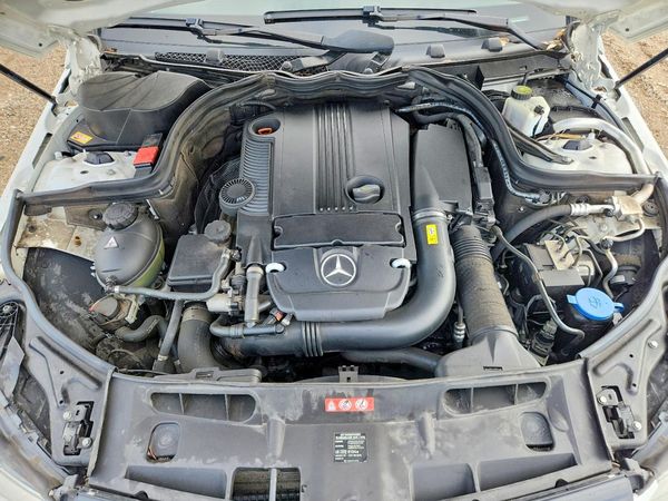 2013 MERCEDES-BENZ C — Engine bay