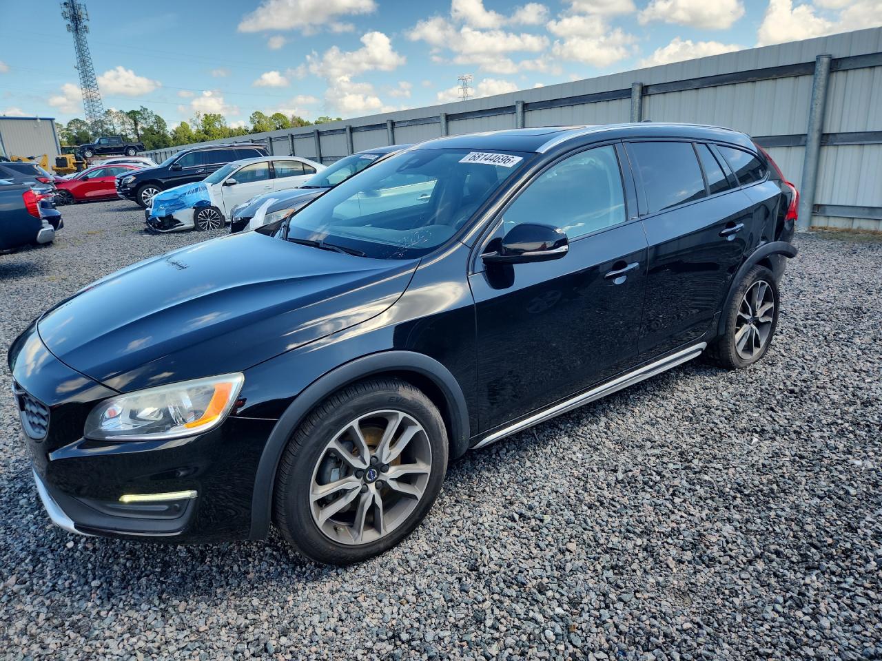 2017 VOLVO V60 CROSS COUNTRY Premier — Front 3/4