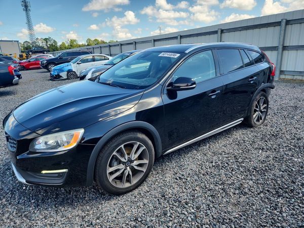 2017 VOLVO V60 CROSS COUNTRY Premier — Front 3/4