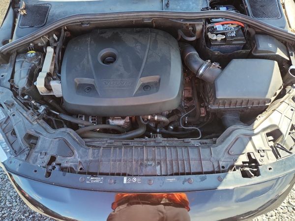2017 VOLVO V60 CROSS COUNTRY Premier — Engine bay