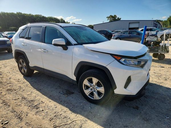 2021 TOYOTA RAV4 XLE — Passenger 3/4