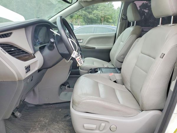 2020 TOYOTA SIENNA Q grade — DENT