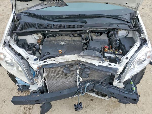 2020 TOYOTA SIENNA Q grade — Engine bay