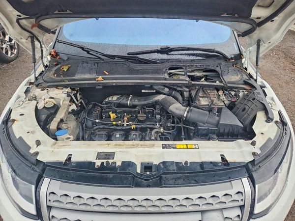 2016 LAND ROVER RANGEROVER SE — Engine bay