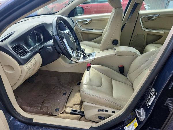 2015 VOLVO V60 Premier (non R design)