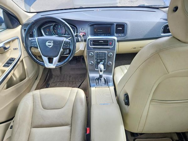 2015 VOLVO V60 Premier (non R design)