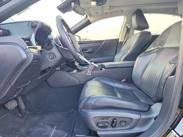 2019 LEXUS ES