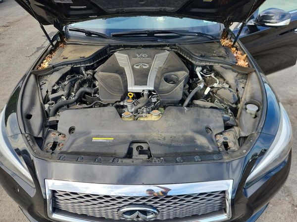 2017 INFINITI Q50 — Engine bay