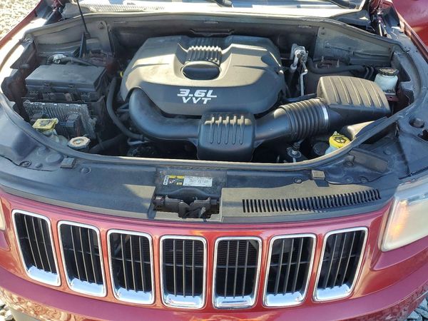2014 JEEP CHEROKEE Limited — Engine bay