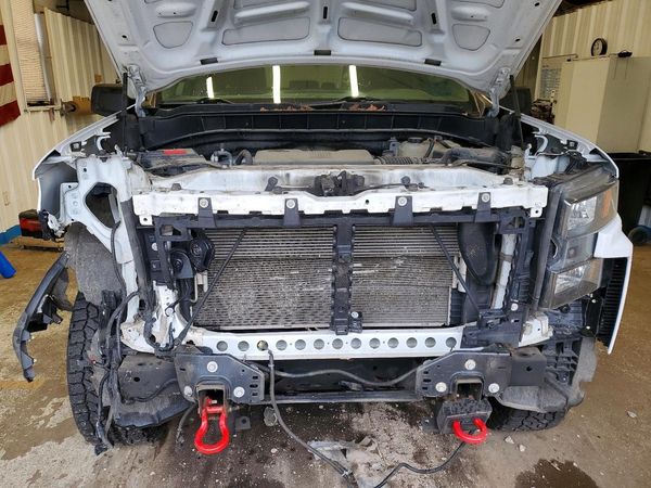 2019 CHEVROLET SILVERADO Trail Boss Custom — Engine bay