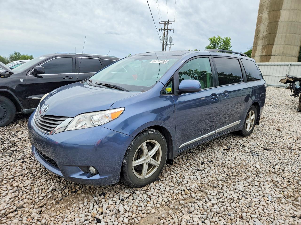 2013 TOYOTA SIENNA — Front 3/4