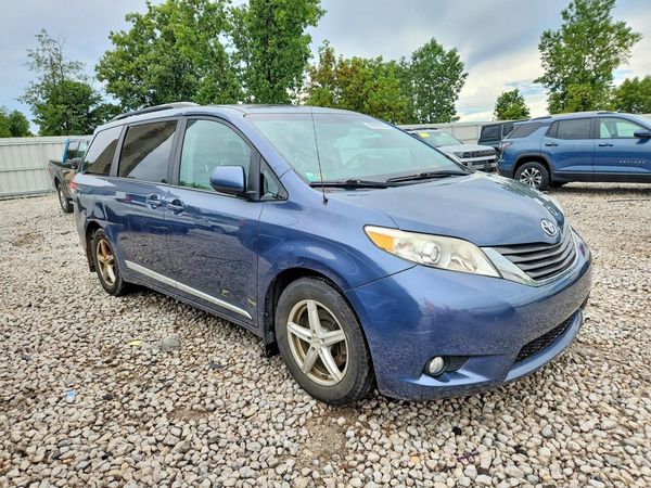 2013 TOYOTA SIENNA — Passenger 3/4