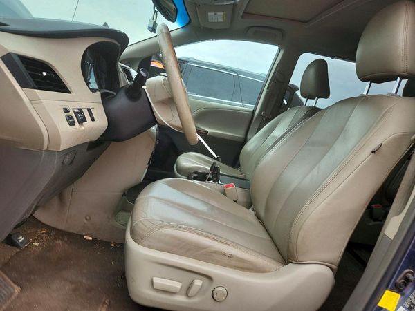 2013 TOYOTA SIENNA — DENT