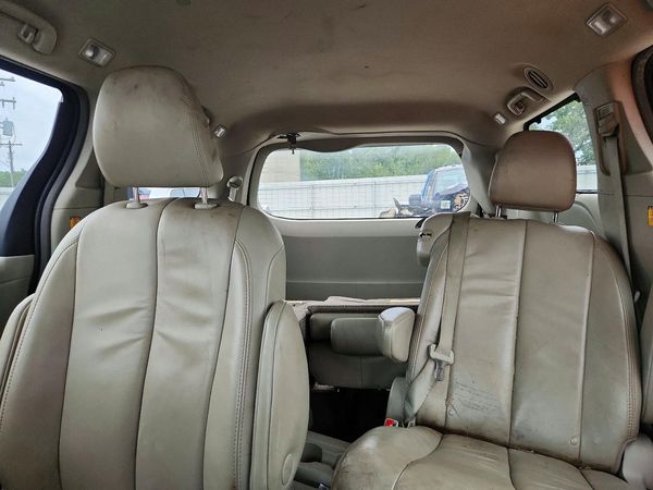 2013 TOYOTA SIENNA — SUVN