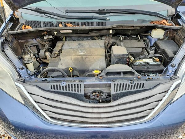 2013 TOYOTA SIENNA — Engine bay