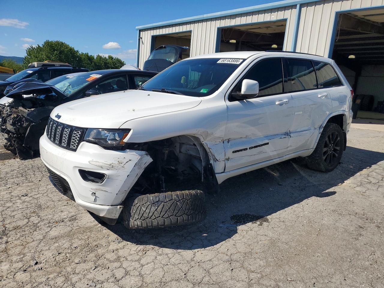 2018 JEEP CHEROKEE Laredo — Front 3/4