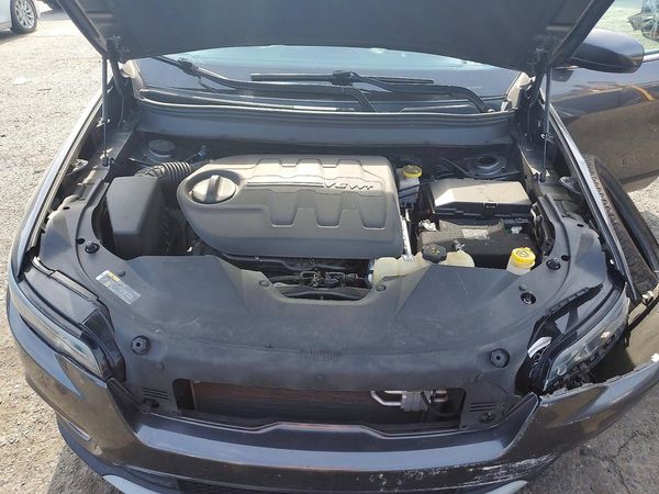 2019 JEEP CHEROKEE Limited — Engine bay
