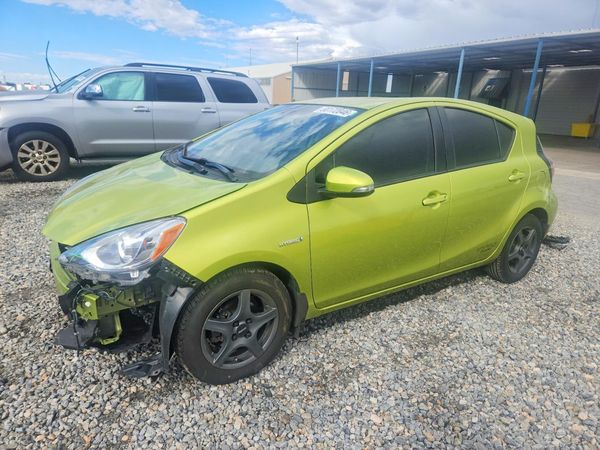 2015 TOYOTA PRIUS — Front 3/4