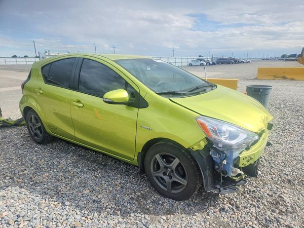 2015 TOYOTA PRIUS — Passenger 3/4