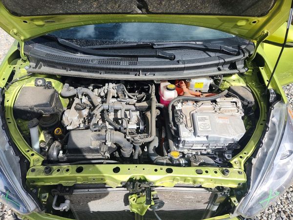 2015 TOYOTA PRIUS — Engine bay
