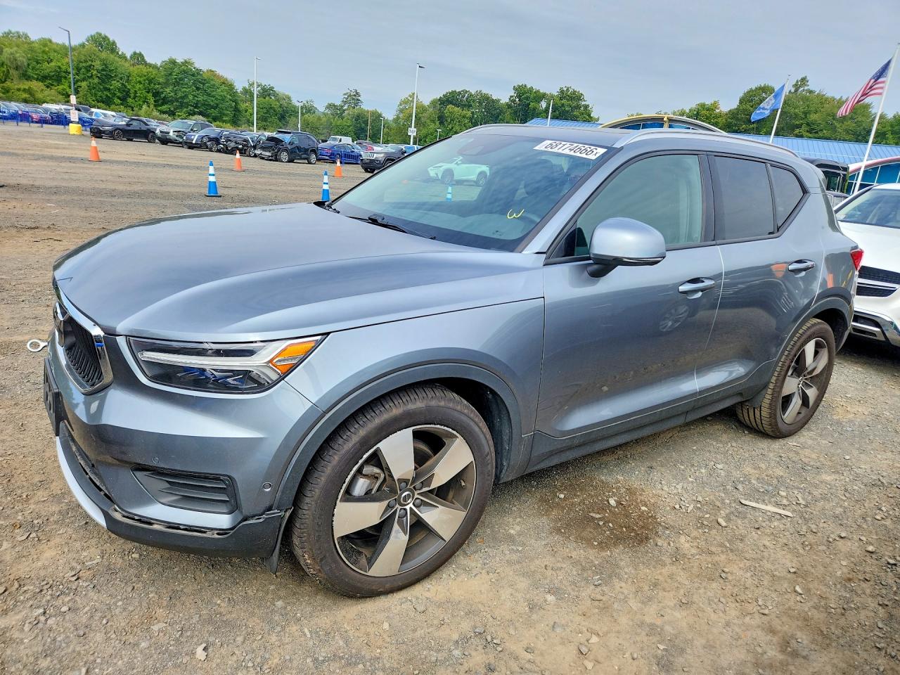 2019 VOLVO XC40 — Front 3/4