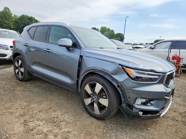 2019 VOLVO XC40 — Passenger 3/4