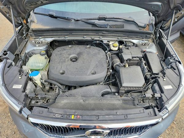 2019 VOLVO XC40 — Engine bay