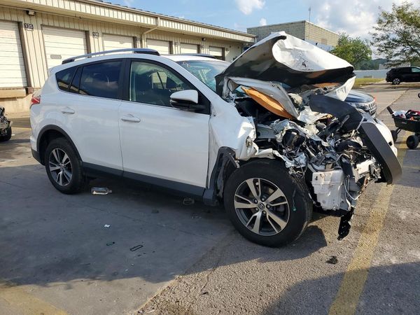 2018 TOYOTA RAV4 Adventure/XLE — Passenger 3/4