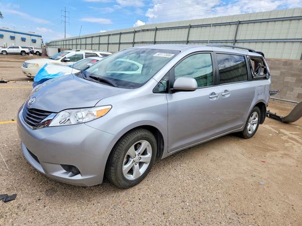 2012 TOYOTA SIENNA