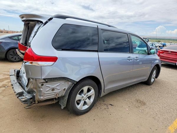 2012 TOYOTA SIENNA