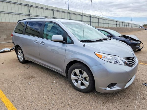 2012 TOYOTA SIENNA