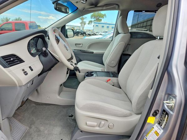 2012 TOYOTA SIENNA