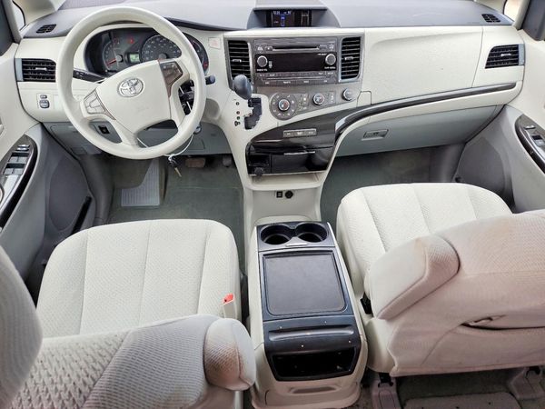2012 TOYOTA SIENNA