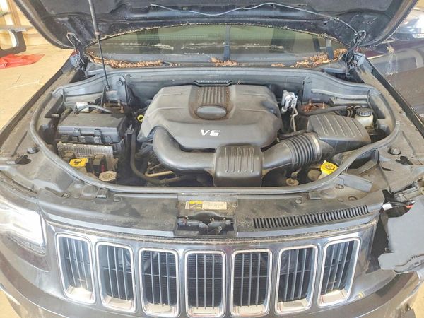 2014 JEEP CHEROKEE Limited — Engine bay