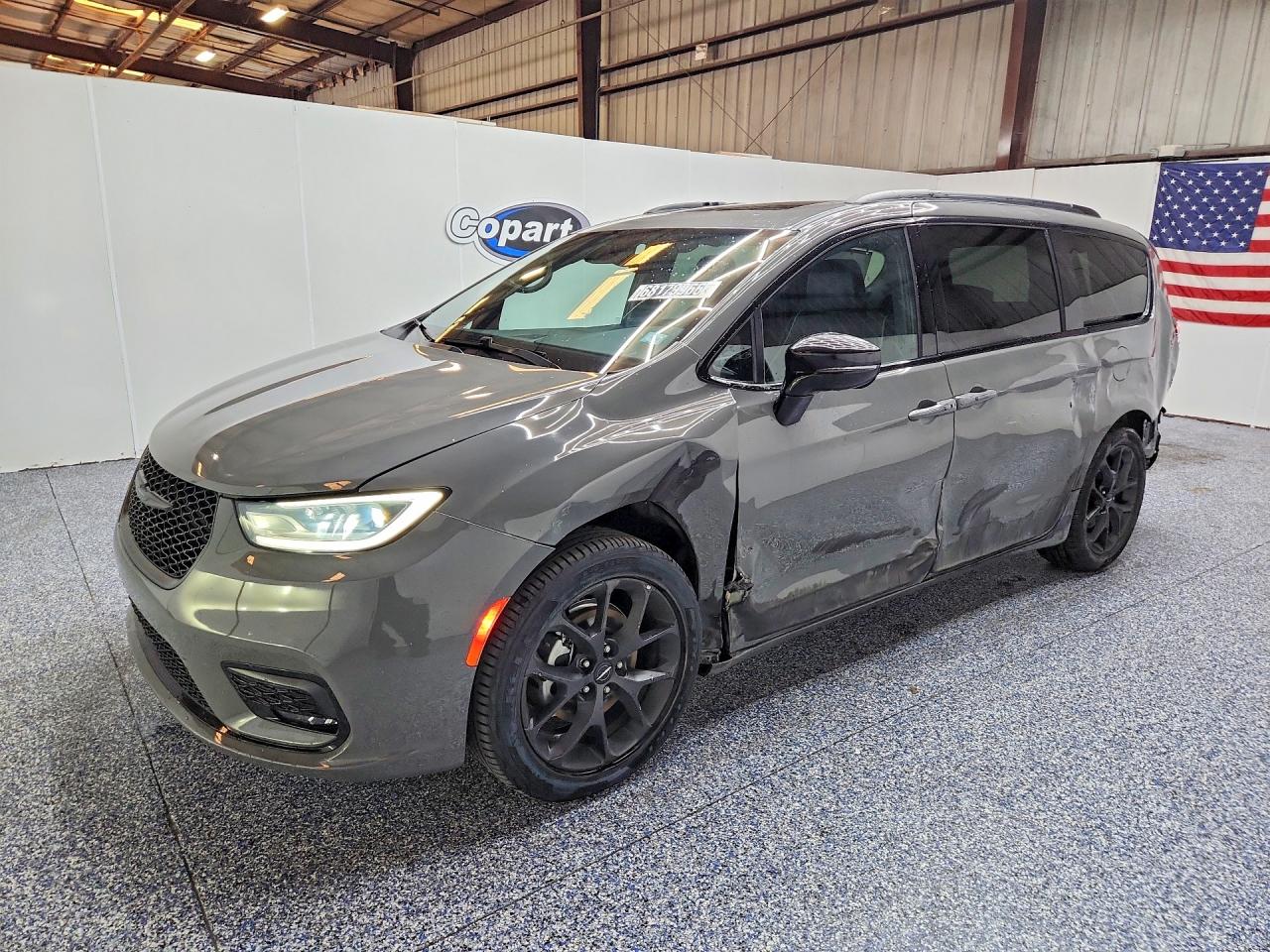2025 CHRYSLER PACIFICA Limited — Front 3/4