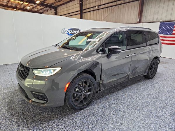 2025 CHRYSLER PACIFICA Limited — Front 3/4