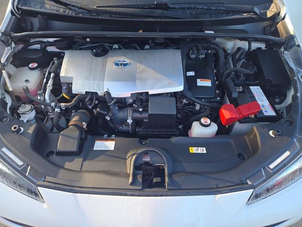 2020 TOYOTA PRIUS — Engine bay